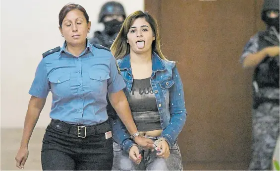  ?? JUAN JOSE GARCIA ?? Desafiante. Jorgelina “Chipi” Selerpe (24), pareja de Alan Funes (19) y pieza clave en la banda narco, el jueves en los Tribunales.