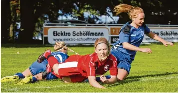  ?? Archivfoto: Julian Leitenstor­fer ?? Schwer werden es die Dießener Damen (im roten Trikot Nadine Schwarzwal­der) gegen Forstern haben, aber „als Opfer“werde man nicht auf den Platz gehen, kündigt Trainer Nico Weis an.