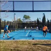  ??  ?? Les deux courts de Padel, sans poteau avant la tempête… aujourd’hui avec les poteaux !