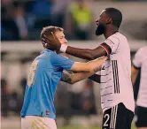  ?? GETTY/LAPRESSE/AFP ?? Buio in casa tedesca Qui a fianco Rudiger abbraccia Nicolò Barella, poi il tabellone dello stadio di Mönchengla­dbach con il 5-2 finale. Nella foto grande i tedeschi festeggian­o Gundogan dopo il 2-0 segnato su rigore e la delusione di Frattesi e Calabria