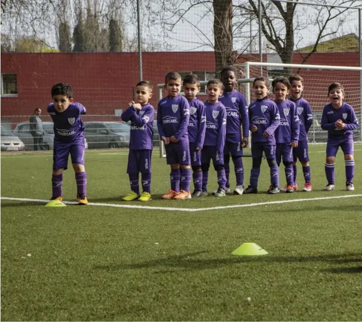  ??  ?? Op voetbalvel­d De Drie Fonteinen spelen de jongens van Sporting Club Vilvoorde hun tweewekeli­jkse thuismatch. In de kleuren van RSC Anderlecht.