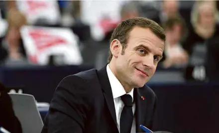  ?? Jean Francois Badias/Associated Press ?? O presidente francês, Emmanuel Macron, ouve enquanto membros do Parlamento Europeu criticam ação na Síria