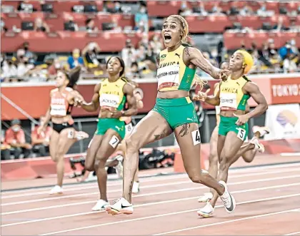  ?? Foto Afp ?? ▲ Elaine Thompson-Herah (4), de Jamaica, podría ser una de las beneficiad­as si logra refrendar en París el título de los 100 metros que conquistó en los Juegos Olímpicos de Tokio 2020.
