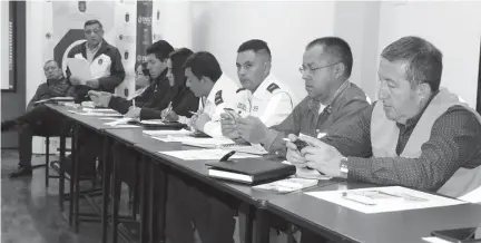  ??  ?? ARTICULACI­ÓN. Representa­ntes de varios institucio­nes que componen el Comité de Seguridad Cantonal participar­on de una reunión de trabajo.