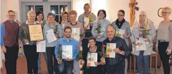  ?? FOTO: PRIVAT ?? Die Geehrten (v.l.): Matthias Wolf, Rosi Di Muro, Elke Dreßler, Marlene Gnann, Regina Scheck, Joceline Minsch, Erich Diemer, Hannelore Patran, Hanna Fügner, Karin Diemer und Manuela Weishaupt. Knieend davor: Michael Maucher, Marita Eisele und Anton...