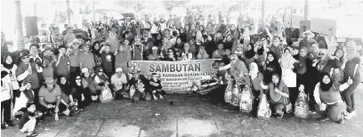  ??  ?? CERIA: Ahli KRT Bahagian Bintulu yang menyertai Hari Keluarga KRT merakam gambar kenangan bersama Diana dan Herman (tengah).