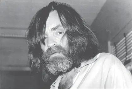  ??  ?? “Esos niños que los atacan con cuchillos son sus hijos. Ustedes les enseñaron”, declaró Charles Manson en el juicio por el asesinato de la actriz Sharon Tate y seis personas más. La imagen es de 1981 ■ Foto Ap