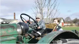  ?? ?? ”Traktorern­a är det roligaste här idag,” säger Amanda Ivarsson med sin son Algot Ivarsson bakom ratten.