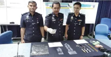  ??  ?? Sabri (centre) shows the drugs seized during a raid in Kampung Segong, Bau during a press conference yesterday with NCID Bau head ASP Jospal Selagie (right) and Inspector Hafiz Zainuddin.