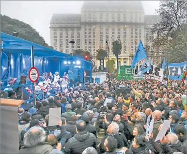  ??  ?? MARCHA. El jueves, organismos de derechos humanos y opositores protestaro­n contra el decreto.