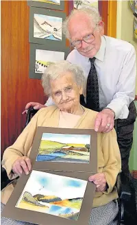  ??  ?? ●●Edith Schofiled with her artwork,and teacher John Whyman at Springfile­d Park nursing home