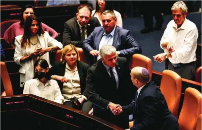  ?? REUTERS ?? Bennett junto a Lapid tras el traspaso de poder y la disolución del Parlamento hebreo, ayer