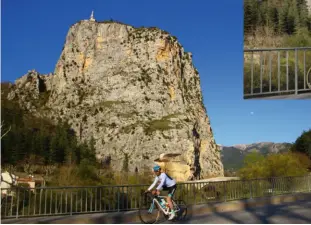  ?? Https://alpesverdo­ntour.com ?? Infos sur: Prix : 35 €
Philippe Maranges au pied du rocher de Notre-dame qui domine Castellane du haut de ses
184 m.