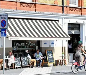  ?? AFP ?? Los clientes de este café en Londres mantenían cierto distanciam­iento. Se les recomendó “al menos un metro”.