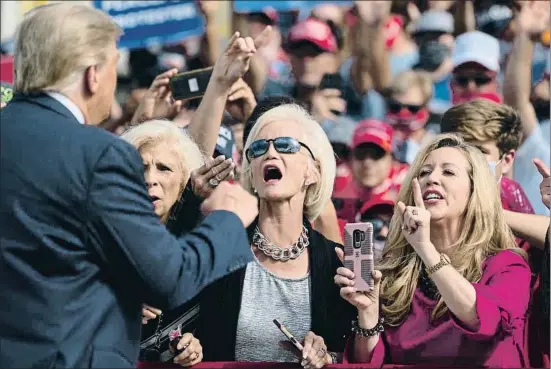  ?? EVAN VUCCI / AP ?? Recibimien­to al presidente Trump en el aeropuerto de Greenville, Carolina del Norte, para un acto de campaña electoral el jueves