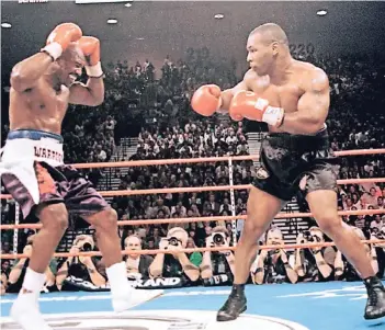  ?? FOTOS: IMAGO (2), ANNE ORTHEN (2) ?? 28. Juni 1997, MGM Grand Garden Arena in Las Vegas, Nevada: Evander Holyfield (l.) krümmt sich vor Schmerzen, weil ihm Mike Tyson im WM-Kampf soeben ein Stück seines Ohrs abgebissen hat.