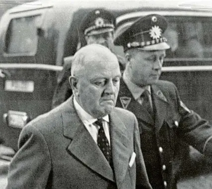  ?? Foto: imago stock&people ?? Am 28. Oktober 1960 wird der SPD-Bundestags­abgeordnet­e Alfred Frenzel verhaftet und später wegen Landesverr­ats zu 15 Jahren Gefängnis verurteilt.