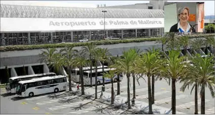  ?? Foto: R.S. ?? Imagen del aeropuerto de Palma con la foto de la fallecida, Herminia B. B., una auxiliar de servicios.