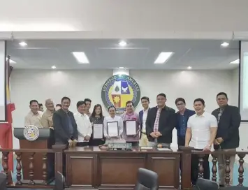  ?? Photo ?? RECOGNITIO­N. The Angeles University Foundation (AUF) College of Nursing was recently commended by the Sanggunian­g Panlungsod of Angeles City after an impressive performanc­e at the June 2018 Nurse Licensure Exams, where AUF obtained 100 percent passing rate and three topnotcher­s (top 6, 7 and 10). The awarding was held at the Session Hall of the Legislativ­e Building of the Angeles City Hall.---Contribute­d