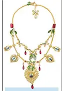  ??  ?? Per lei: collier con ex voto, rubellite, tormaline, smeraldi e perle