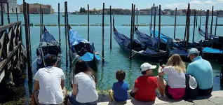  ??  ?? Ripresa difficile
Turisti a Venezia. La quota di rilievo di turisti esteri in Veneto rappresent­a una delle incognite per la ripresa del settore ricettivo