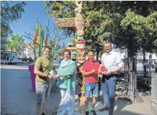  ?? FOTO: BARBARA BRAIG ?? Markus Hagel (links) und Benjamin Ogger (rechts) freuen sich über ihre Gewinne, die von Claudia Huitz und Harry Remane überreicht werden.