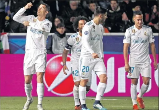  ??  ?? CURIOSO GESTO. Cuando hizo el 0-5, Cristiano simuló que escalaba por una cuerda. Así celebró la primera de sus dos dianas en Chipre.