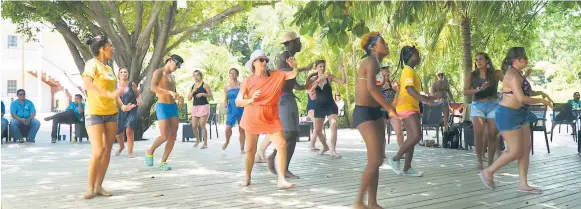  ?? FOTO: FRANKLIN MUÑOZ ?? TURISMO. Imagen de los crucerista­s realizando actividade­s en el hotel Henry Morgan.