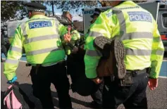  ??  ?? 1.400 er blevet anholdt under mere end en uges klimaaktio­ner i London. Nu har politiet fået nok, mens aktivister­ne har svaret igen med, at de vil forstyrre den vigtige London Undergroun­d torsdag.
Foto: AFP