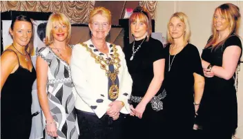  ??  ?? ●●Mayor Coun Jean Hornby with The Loft hairdresse­rs crew at their ladies evening held at Woolworth Social Club