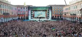  ??  ?? L’an dernier, comme cette année,  personnes ont garni la place Masséna pour la Fête de la musique de France . (Photo Sébastien Botella)