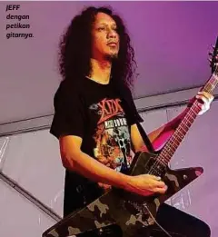  ??  ?? JEFF dengan petikan gitarnya.