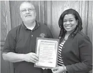  ?? Submitted photo ?? ■ Ark-Tex Council of Government­s 911 Program Manager Rea Washington presents an award to New Boston Police Department telecommun­icator Vance Wendell.