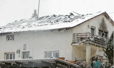  ?? Foto: Eva Münsinger ?? Durch einen Brand völlig zerstört wurde dieses Wohnhaus in Rögling. Sieben Mitglieder einer Familie verloren ihr Dach über dem Kopf.