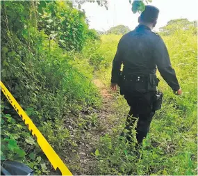  ??  ?? Lo sacaron de casa. El cadáver de Rónald Alexis Vásquez Nolasco fue hallado en un terreno baldío ubicado a unos 200 metros del lugar donde fue raptado.