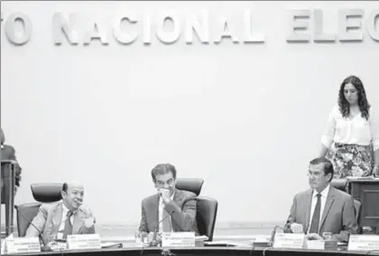  ??  ?? El consejero Enrique Andrade; el secretario ejecutivo, Edmundo Jacobo, y el presidente, Lorenzo Córdova, en la sesión ordinaria del Instituto Nacional Electoral del miércoles pasado ■ Foto Carlos Ramos Mamahua