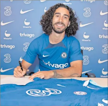  ?? ?? Marc Cucurella firma su nuevo contrato con el Chelsea.