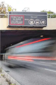  ?? FOTO: DPA ?? In Stuttgart signalisie­ren Schilder „Feinstauba­larm“– in der Landeshaup­tstadt belasten Schadstoff­e die Luft besonders stark. Grenzwerte werden aber auch in weiteren 14 Städten überschrit­ten.