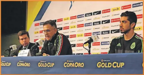  ??  ?? El director técnico del Tri, Juan Carlos Osorio, y el mediocampi­sta Rodolfo Pizarro ayer en la conferenci­a de prensa