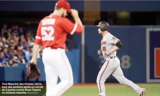  ??  ?? Trey Mancini, des Orioles, fait le tour des sentiers après un circuit de 3 points contre Ryan Tepera en sixième manche.