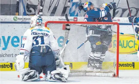  ?? FOTO: IMAGO ?? Der Augenblick nach dem 1:0 für den Meister: Eisbären-Torhüter Petri Vehanen ist geschlagen, Torschütze Yannic Seidenberg (hinten li.) jubelt mit Vorlagenge­ber Keith Aucoin.