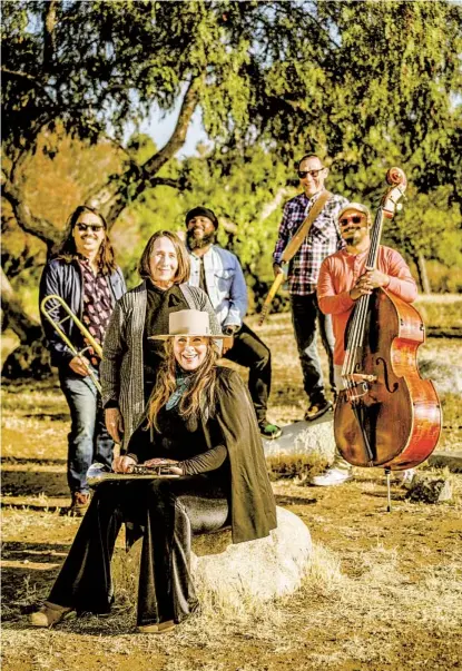  ?? SANDY HUFFAKER ?? Tori Roze with her mom, Lee Clark, and other members of Roze’s band The Hot Mess at Bird Park in North Park.