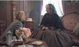  ?? WILSON WEBB ?? Director/writer Gerwig, left, talks with Meryl Streep, who plays Aunt March on the set of “Little Women.”