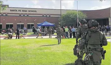  ??  ?? SANTA FE. El colegio está a 50 km de la ciudad de Houston; además de los diez muertos, hay seis heridos.