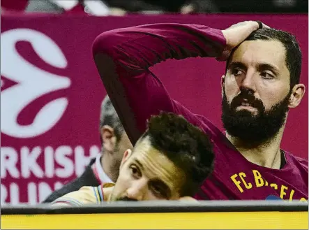  ?? FOTO: EFE ?? Caras de circunstan­cias de Laprovitto­la y Mirotic en el banquillo durante la disputa del partido por la tercera plaza