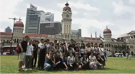  ??  ?? One for the album as trainee teachers from the Baiko Gakuin University in Japan mark their visit to Dataran Merdeka with a group photo.