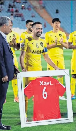  ??  ?? DESPEDIDA. Xavi recibe un homenaje del Al Sadd en Irán.