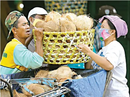  ?? DIPTA WAHYU/JAWA POS ?? DISIPLIN MASIH RENDAH: Aktivitas di Pasar Genteng kemarin (21/5). Masih ada warga, baik pedagang maupun pembeli, di lingkungan pasar yang tidak mengenakan masker.