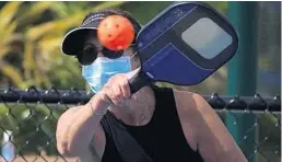  ?? JOE CAVARETTA/SOUTH FLORIDA SUN SENTINEL ?? Amy Eisenberg plays pickleball at Hillsboro El Rio Park in Boca Raton.