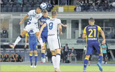  ??  ?? ITALIA
SEGUNDA VICTORIA DEL EQUIPO DE INZAGHI
Correa marcó así de cabeza uno de sus dos goles al Verona.